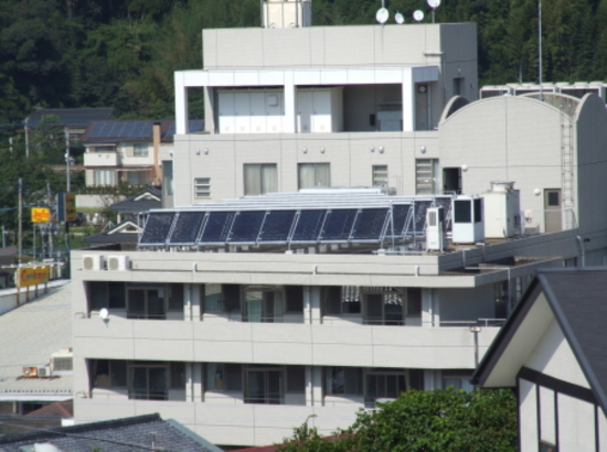 産業用（業務用）太陽熱利用システム　設置写真　施工実績　病院における太陽熱利用システム（真空管太陽集熱器　温水システム）真空管ソーラーシステム　（真空管太陽集熱器）　太陽熱利用システム　太陽熱温水器　給湯システム　設置写真