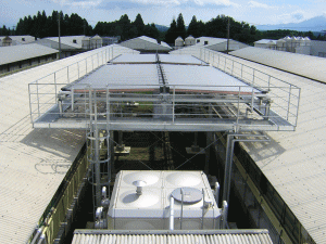 豚舎　太陽熱利用設備　NEDO技術開発機構太陽熱高度利用システムフィールドテスト事業（FT事業）　真空管式太陽集熱器　豚舎の床暖房　/　富士エネルギー株式会社